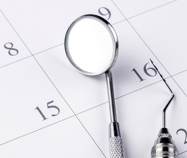 Mundspiegel und Parodontometer auf Kalenderblatt