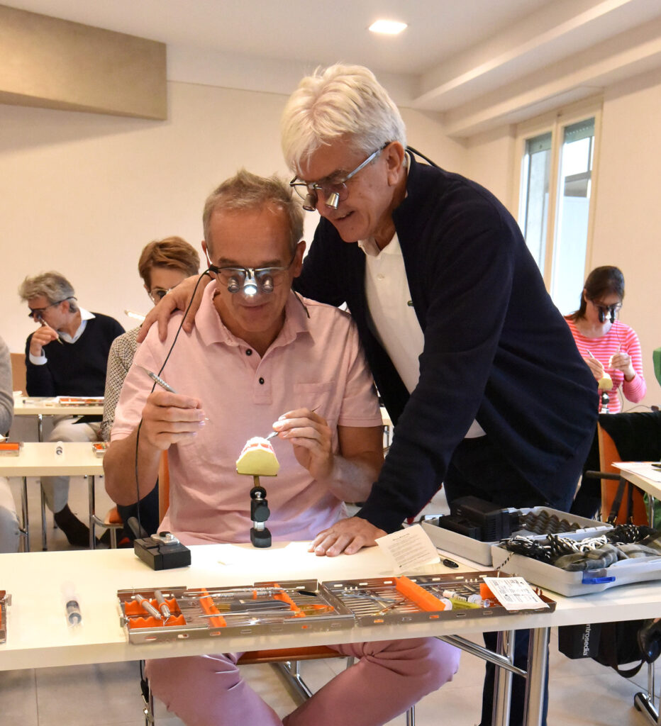 Professor Cortellini betreut einen Teilnehmenden beim DG PARO Select Hands-on-Training
